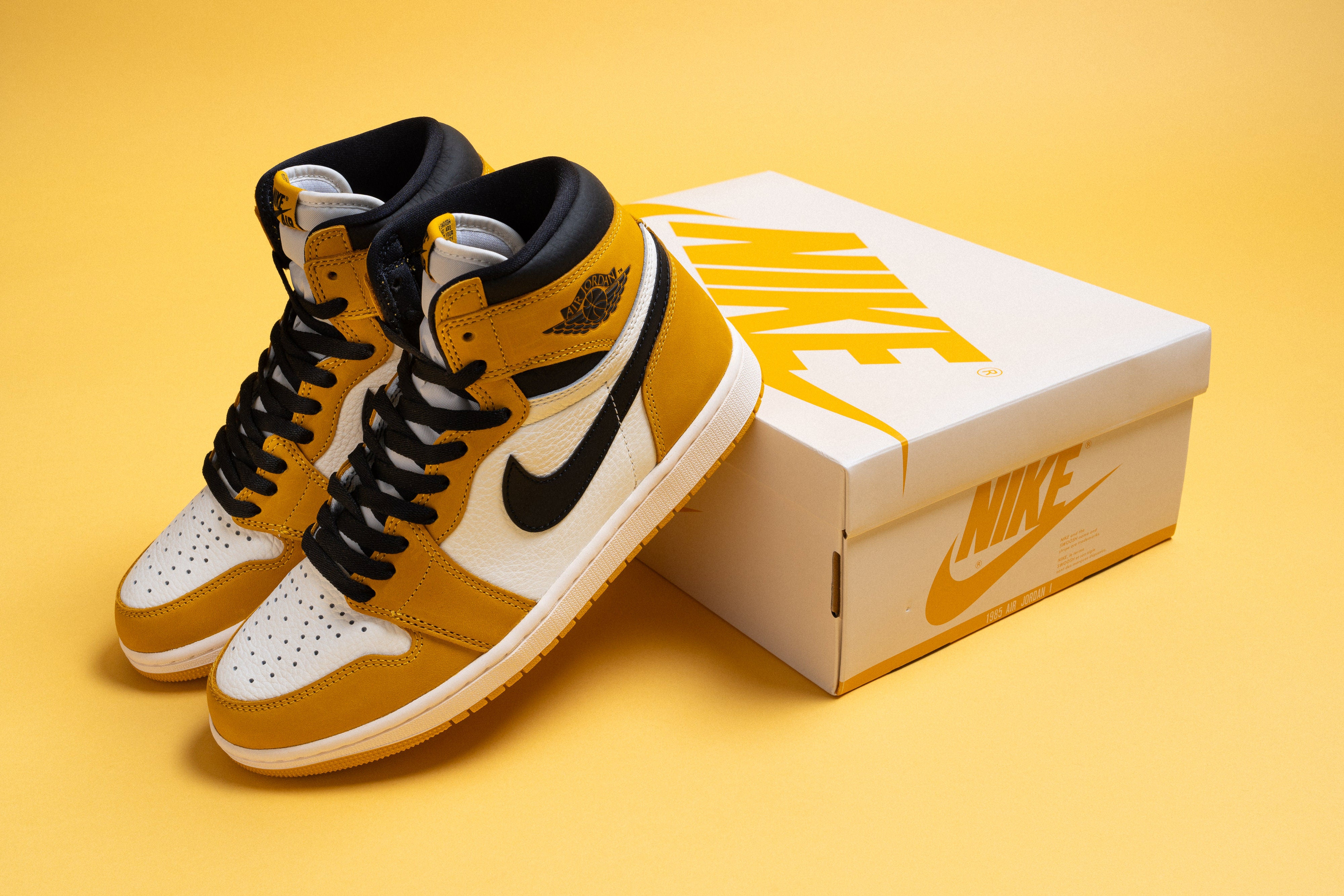 Air jordan 1 retro high yellow and black on sale